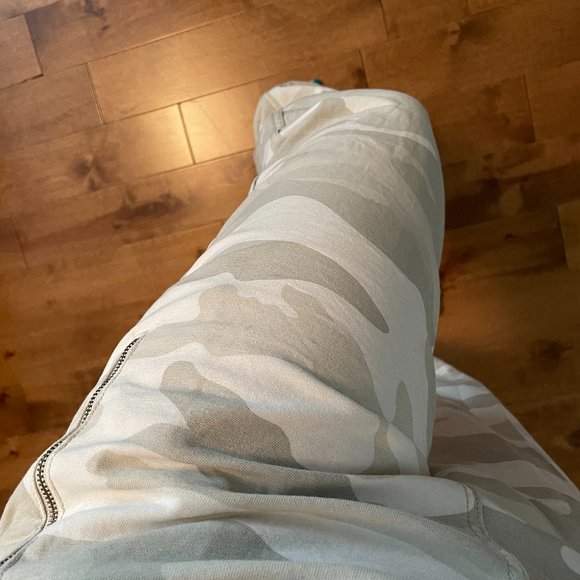 Aritzia cargo pants - Picture 1 of 3